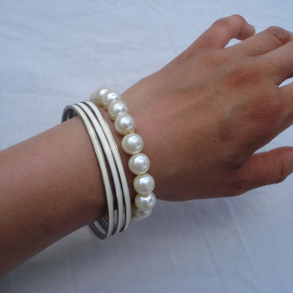 Set of white bangles and pearl bracelet
